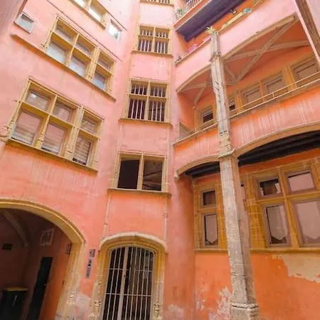 Apartment Duplex Lumineux Et Authentique, Vieux-lyon Lyon